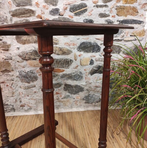 dettaglio del legno di tavolino coloniale