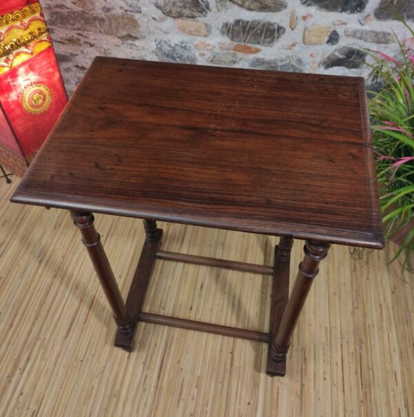 piano rettangolare di tavolino coloniale