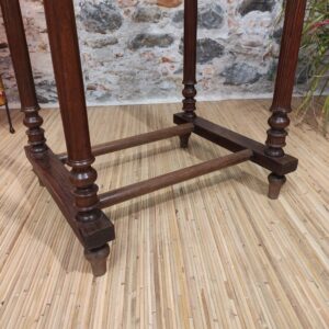 piedi torniti di tavolino coloniale scuro in legno