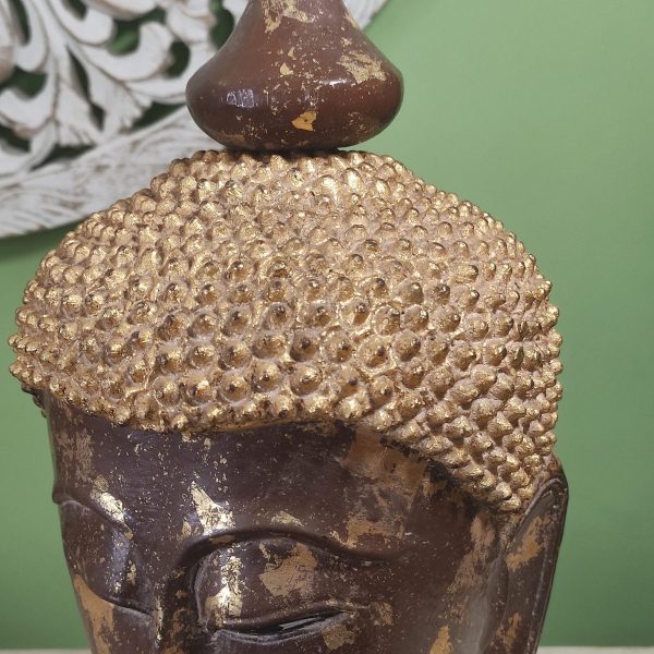 scultura testa di buddha in legno con foglia d'oro