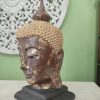 scultura testa di buddha in legno con foglia d'oro