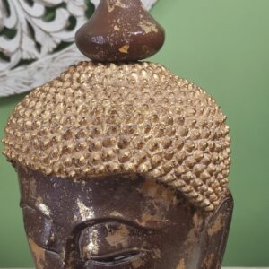 dettaglio decorazione in foglia oro di testa statua buddha