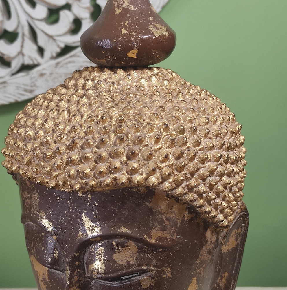 dettaglio decorazione in foglia oro di testa statua buddha