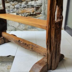 dettaglio del piede della libreria rustica thailandese in legno recuperato