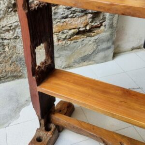 Dettaglio dei ripiani in legno della libreria rustica aperta thailandese