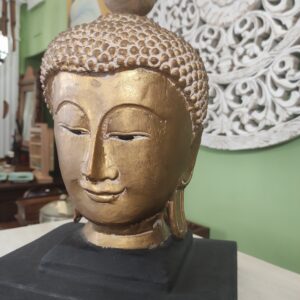 dettaglio di testa del buddha colore oro in legno