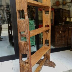 vista laterale della libreria rustica aperta a tre ripiani thailandese in legno massiccio