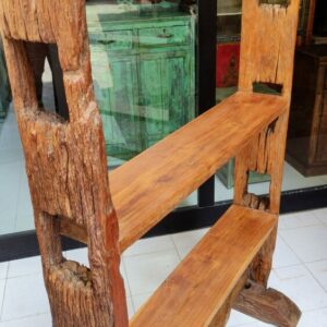 dettaglio del legno della libreria rustica aperta thailandese con travi recuperate