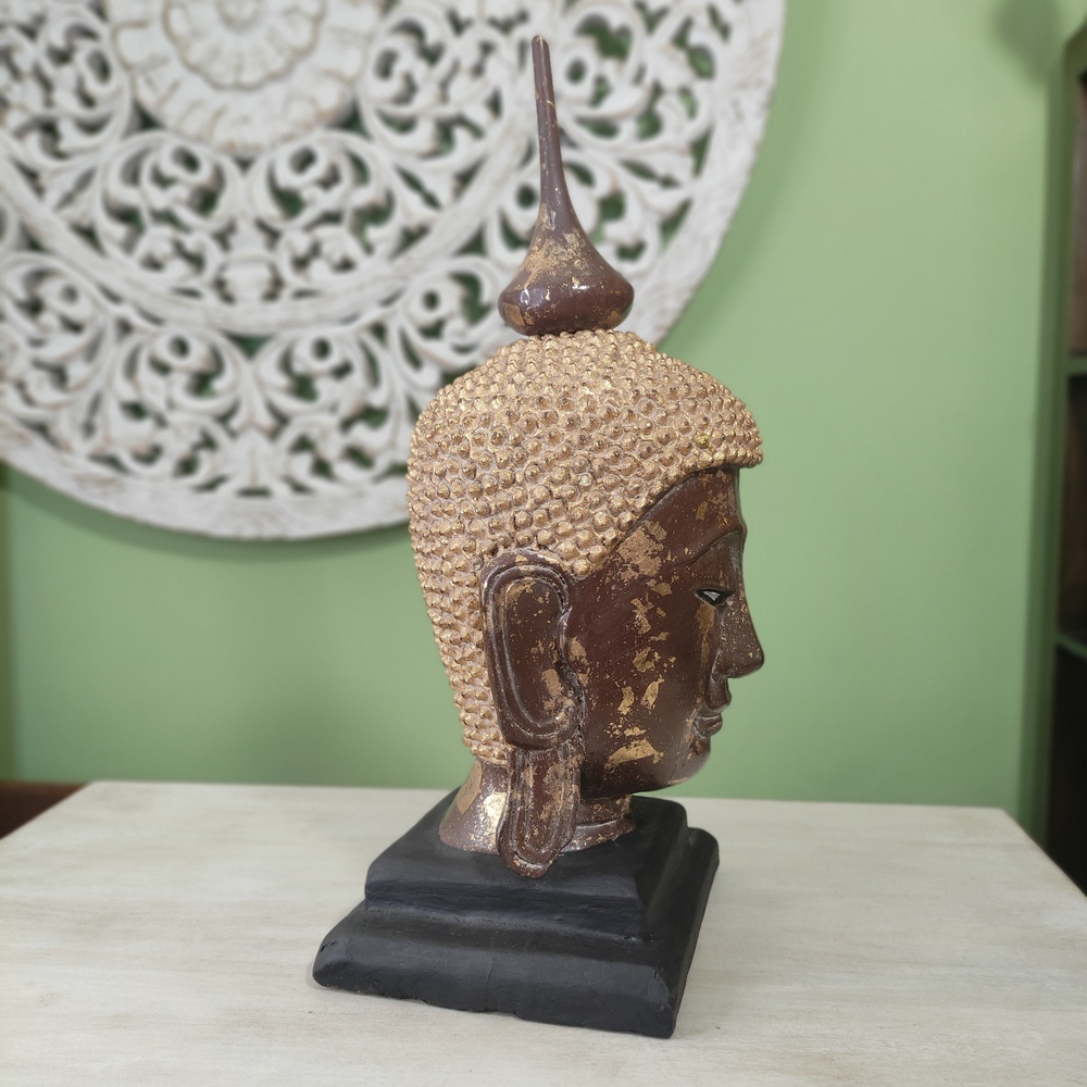 profilo di statua testa del buddha dorato