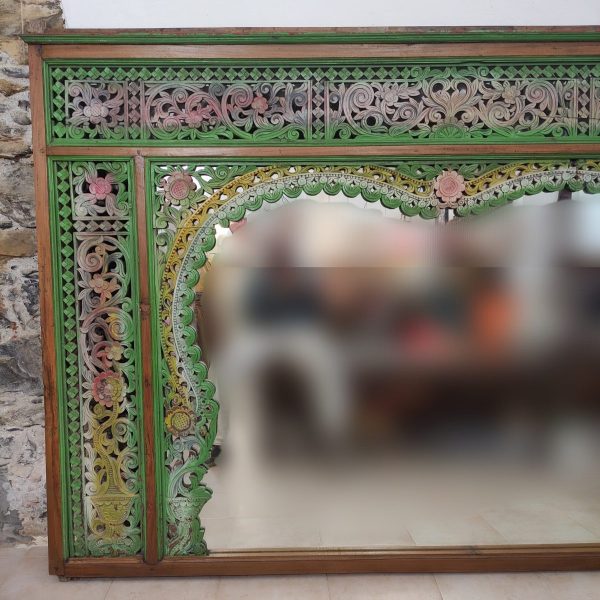 specchio realizzato da un antico portale giavanese