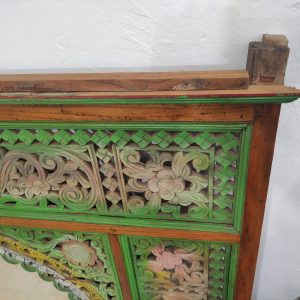 specchio realizzato da un antico portale giavanese