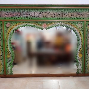 specchio realizzato da un antico portale giavanese