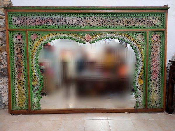 specchio realizzato da un antico portale giavanese