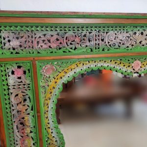 specchio realizzato da un antico portale giavanese