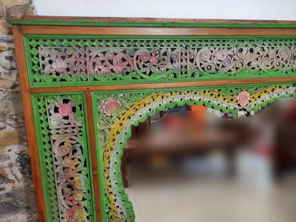 specchio realizzato da un antico portale giavanese