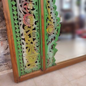 specchio realizzato da un antico portale giavanese