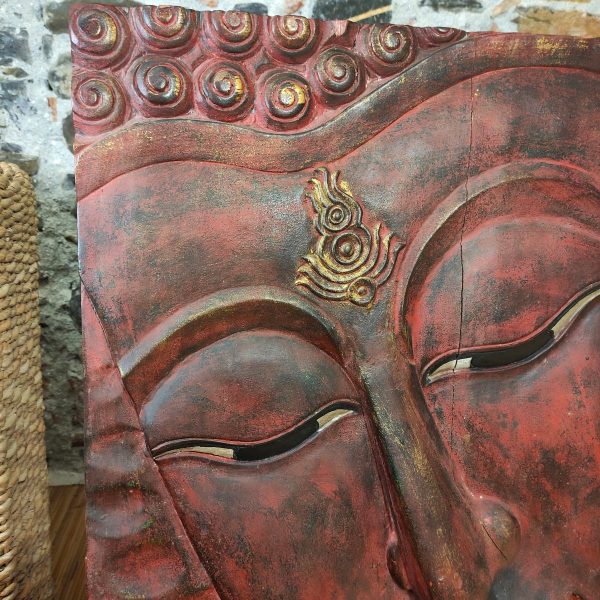 Pannello rosso con viso del Buddha fatto a mano