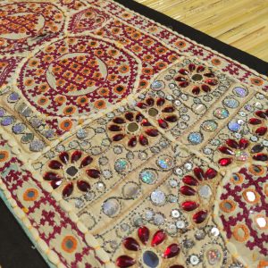 arazzo runner indiano decorazione con perline rosse