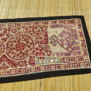 arazzo runner indiano decorato con specchietti