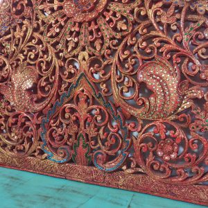Pannello rosso e dorato thailandese intagliato triangolare dettaglio decorazione con piccoli specchietti