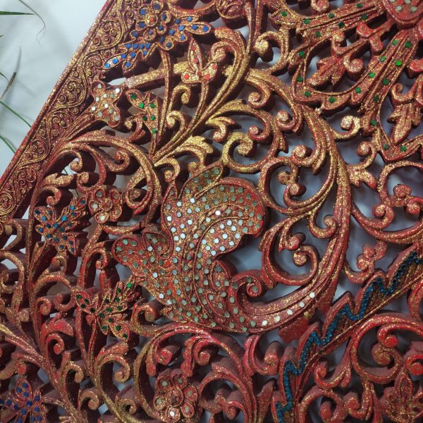 Pannello rosso e dorato thailandese intagliato triangolare dettaglio decorazione con piccoli specchietti