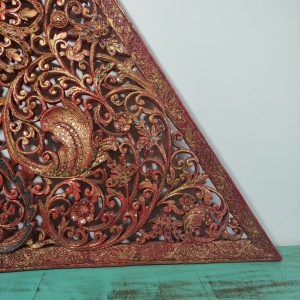 Pannello rosso e oro thailandese intagliato triangolare