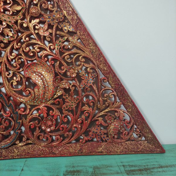 Pannello rosso e oro thailandese intagliato triangolare