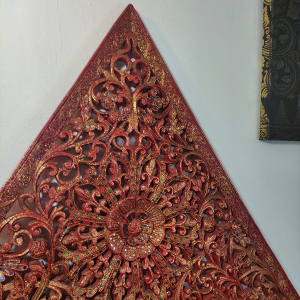 Pannello rosso e oro thailandese intagliato triangolare