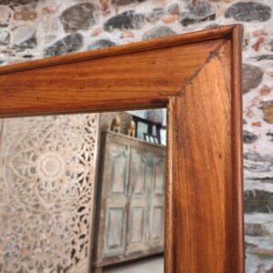 angolo della cornice di specchio in legno naturale