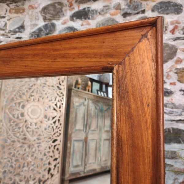 angolo della cornice di specchio in legno naturale