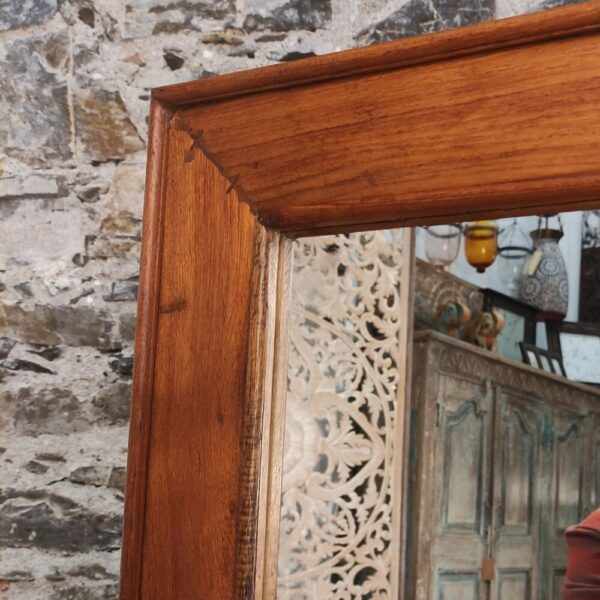 dettagli cornice di specchio con cornice in legno naturale