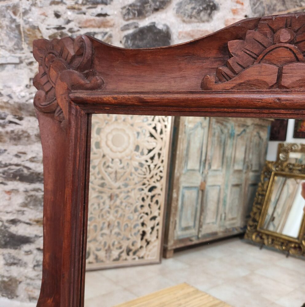 cornice intagliata di specchio in legno decorato