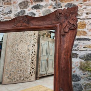 dettaglio della decorazione di specchio in legno indonesiano