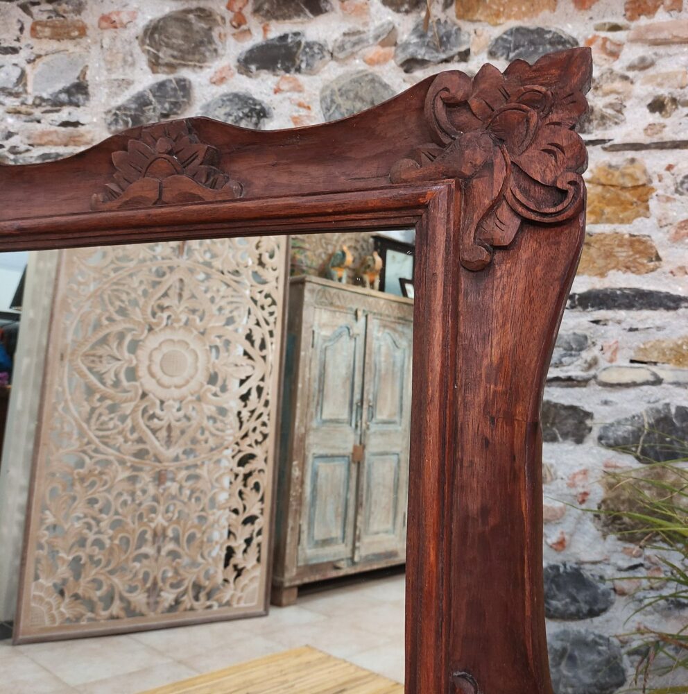 dettaglio della decorazione di specchio in legno indonesiano