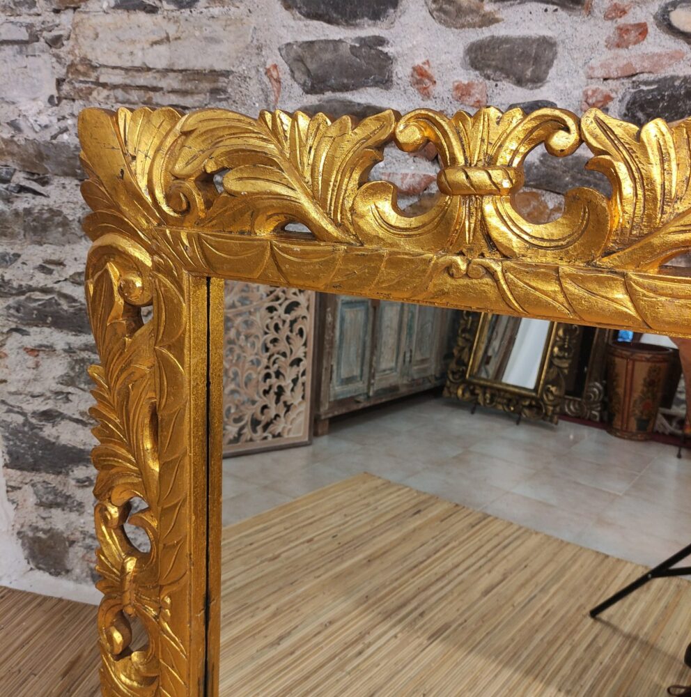 dettaglio della decorazione di specchio cornice oro