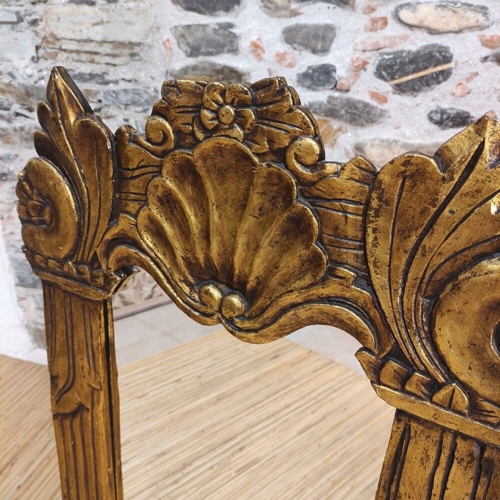 dettaglio della cornice in legno di specchio oro