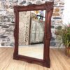 specchio con cornice in legno decorato indonesiano