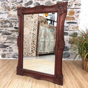 specchio con cornice in legno decorato indonesiano