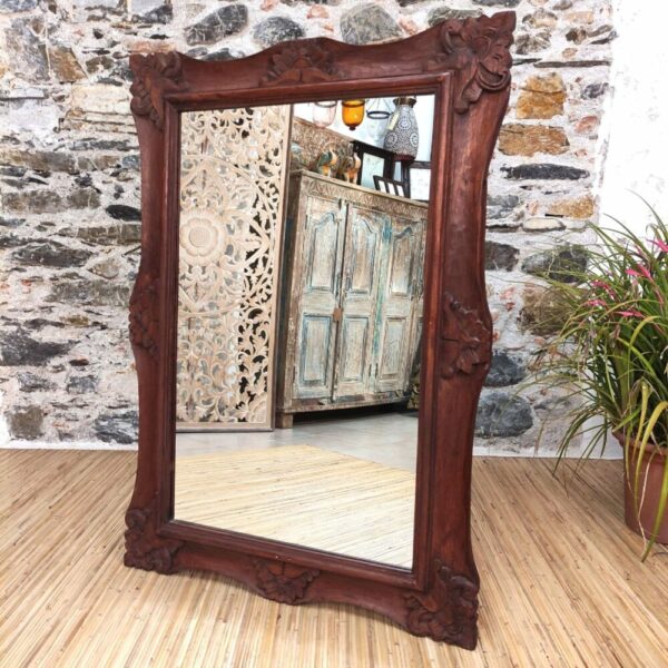 specchio con cornice in legno decorato indonesiano