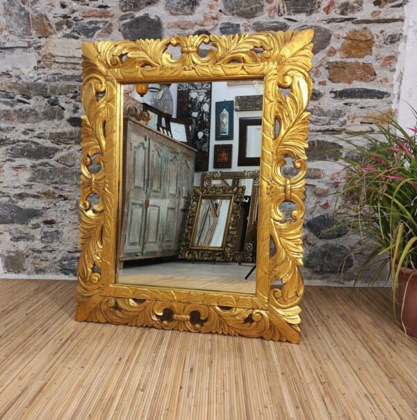 Specchio con cornice oro in legno intagliato