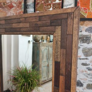 angolo di specchio in legno a figura intera