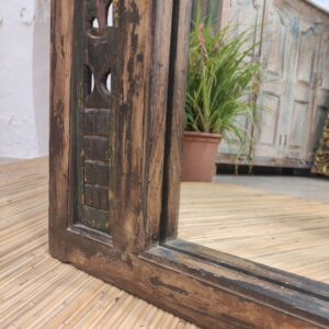 bordo decorato di specchio finestra legno intagliato