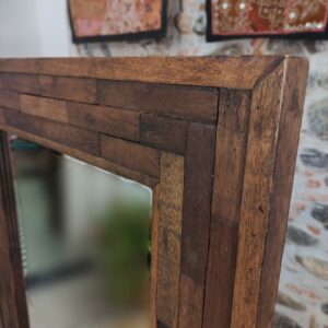 dettaglio dell'angolo di specchio in legno a figura intera