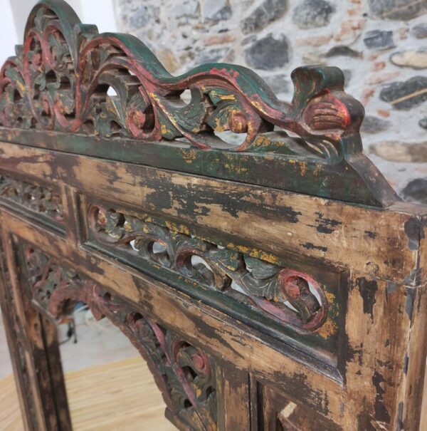 dettaglio del legno intagliato di specchio finestra