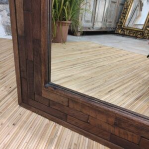 dettaglio mosaico di specchio in legno a figura intera