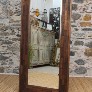 specchio in legno a figura intera