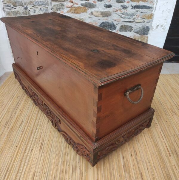 coperchio di antico baule in legno indonesiano
