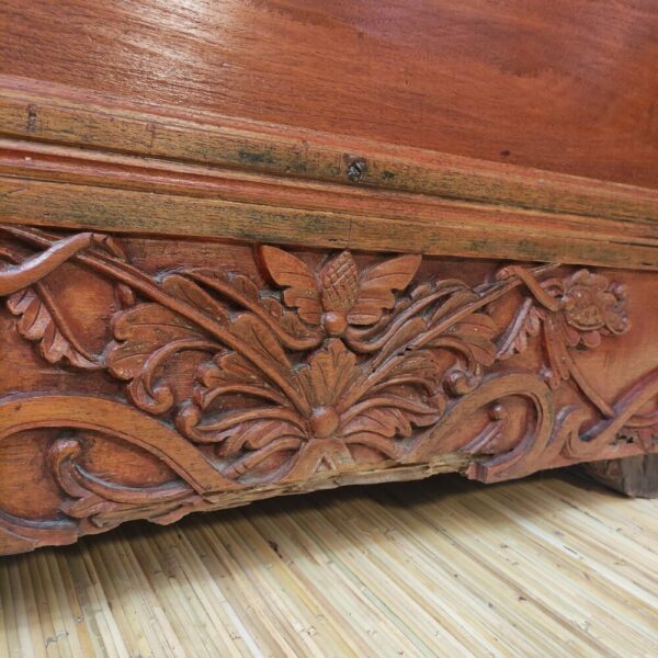 dettaglio decorazione floreale di antico baule indonesiano