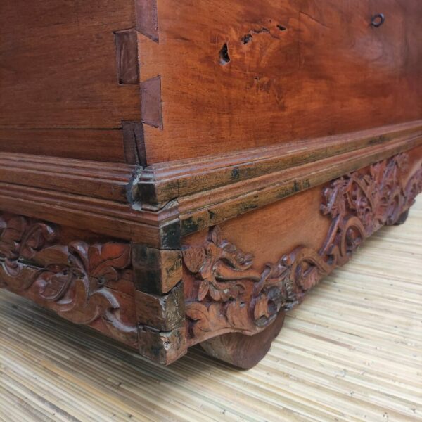 decorazione intagliato di antico baule indonesiano