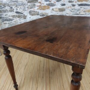 piano di tavolo coloniale indonesiano in legno
